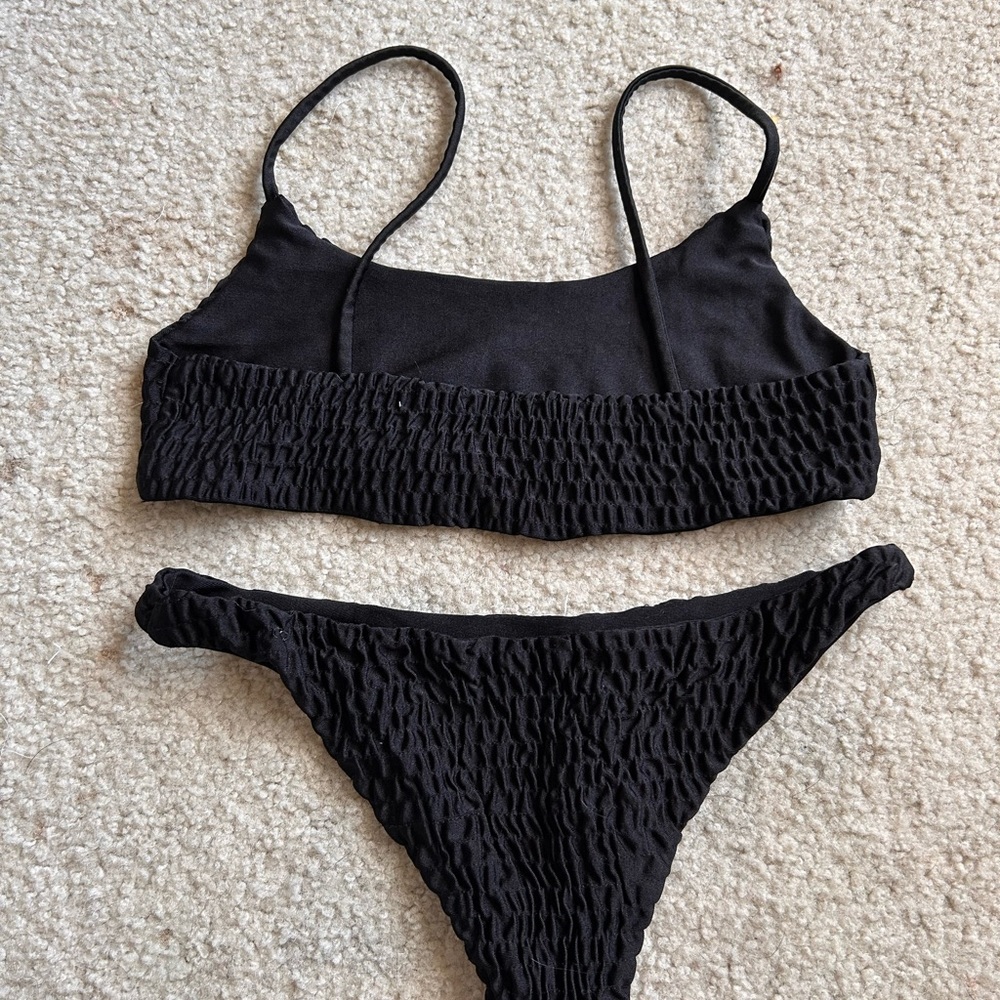 Simple black textured bikini set - Picture 2 of 2